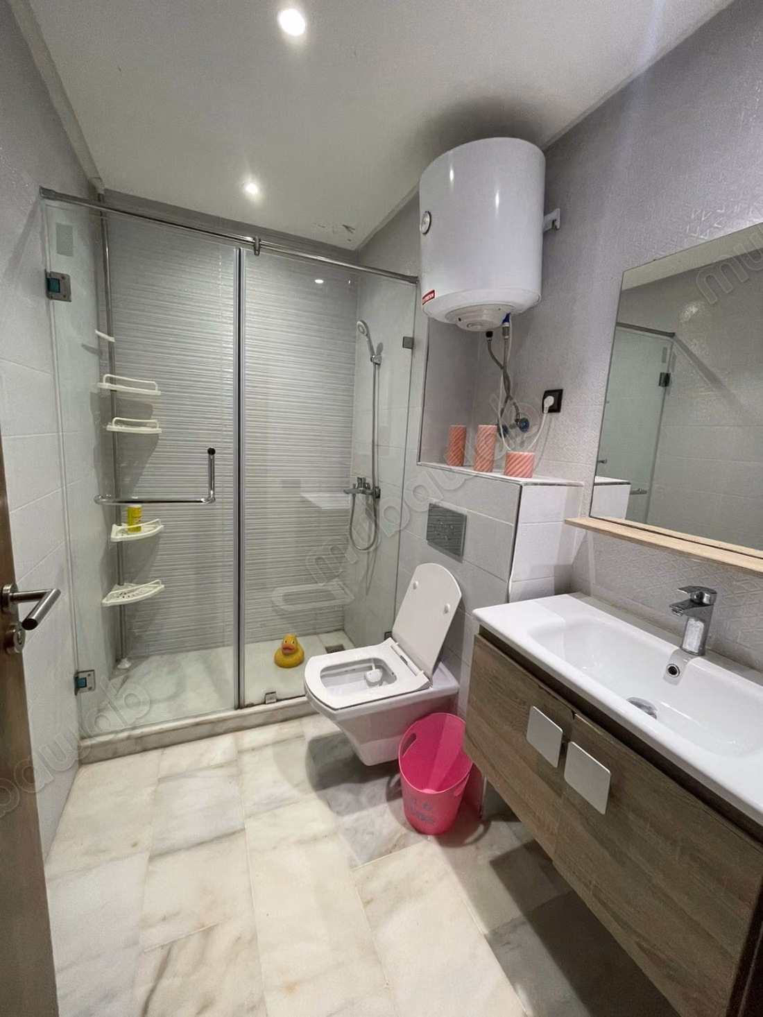 Appartamento vuoto 3 camere soggiorno 136m² a CFC senza vista