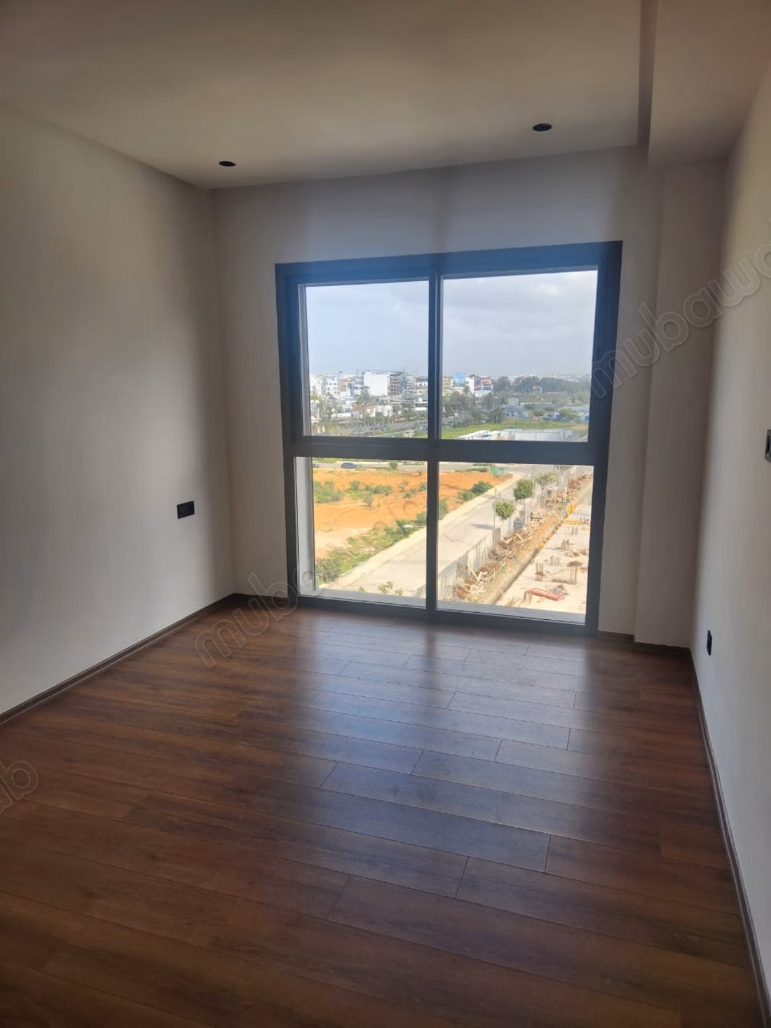 Appartamento vuoto 3 camere soggiorno 136m² a CFC senza vista