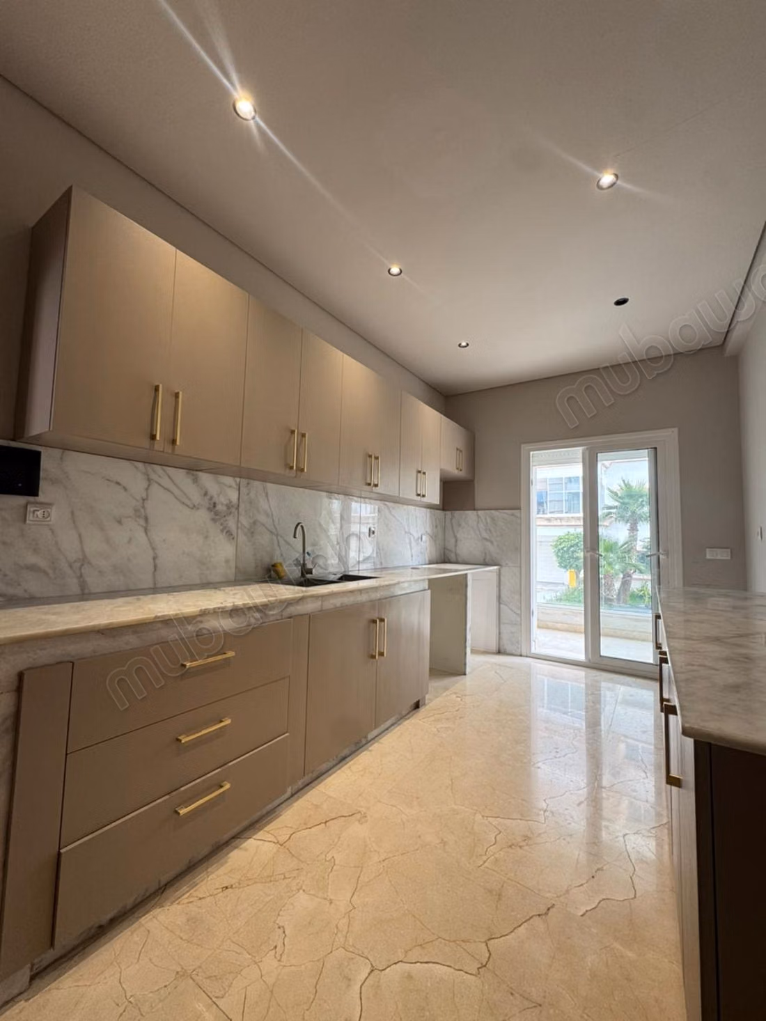 Empty apartment of 210 m² for rent in Moujahidin