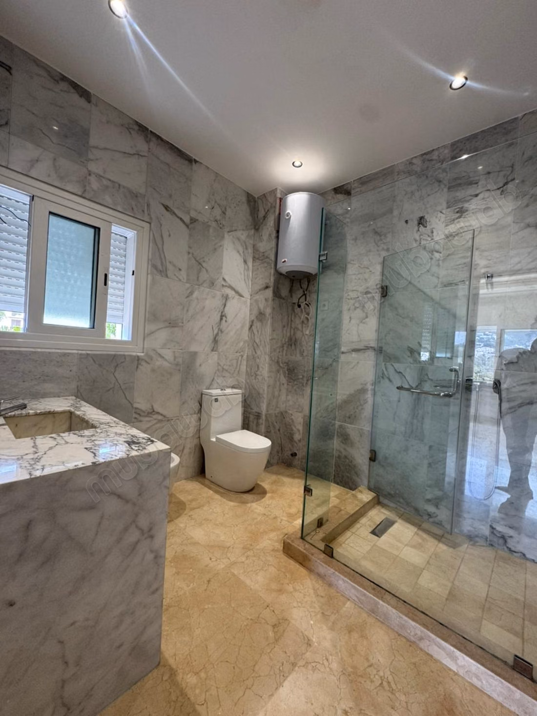 Empty apartment of 210 m² for rent in Moujahidin