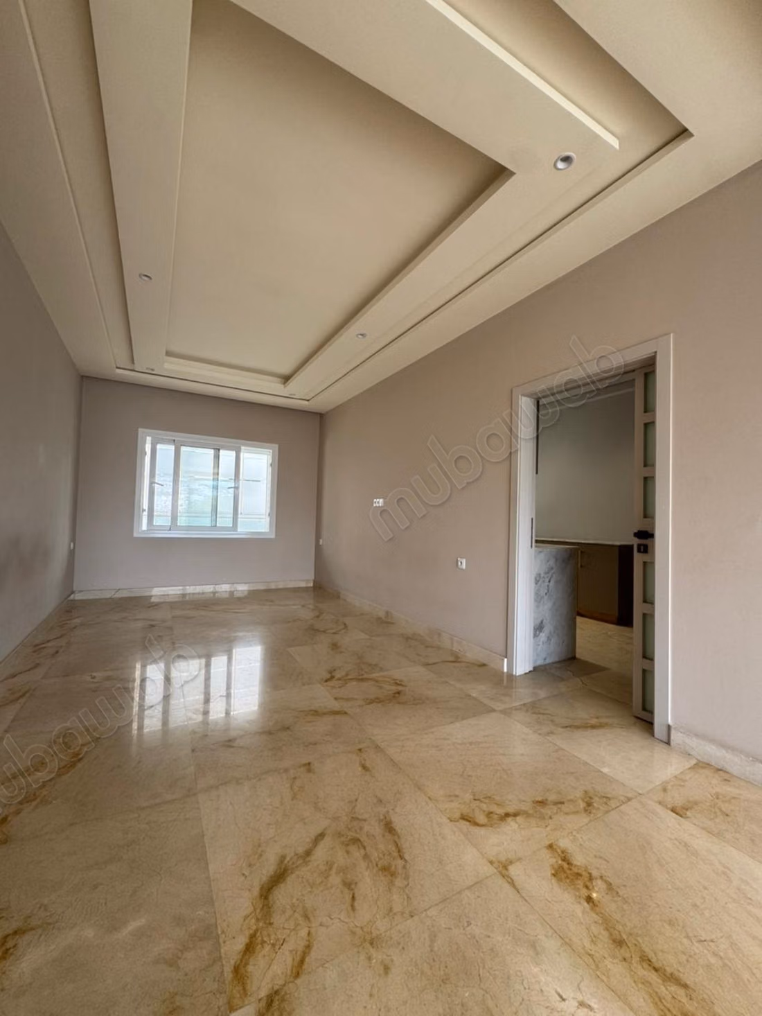 Empty apartment of 210 m² for rent in Moujahidin