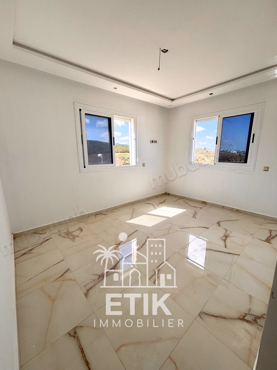 Appartement met uitzicht op zee en bergen