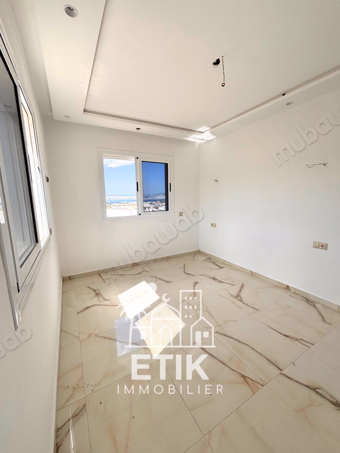 Appartement met uitzicht op zee en bergen