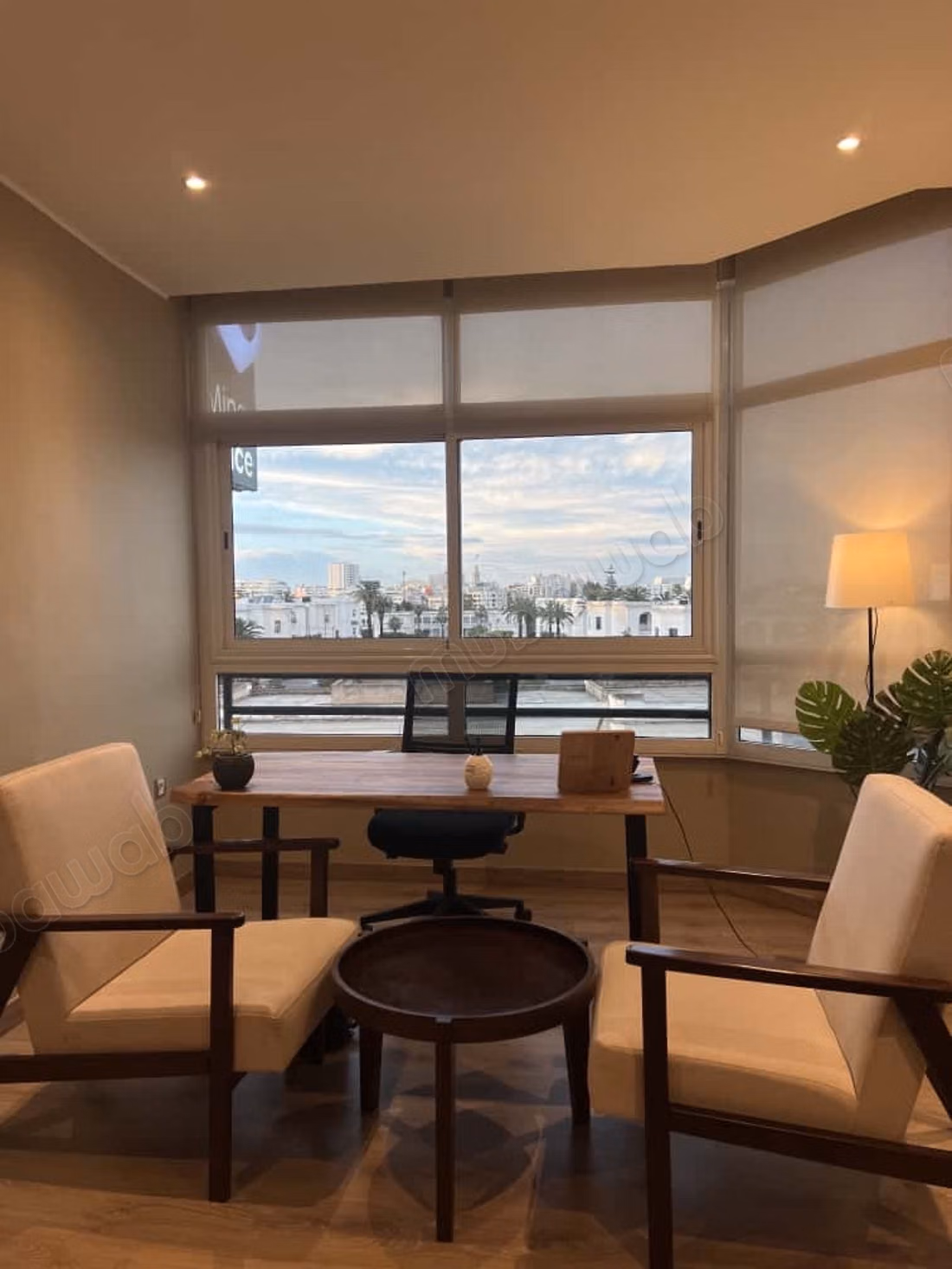 Bellissimi uffici in affitto nella zona degli Ospedali. Superficie di 105 m². Servizio di portineria, aria condizionata
