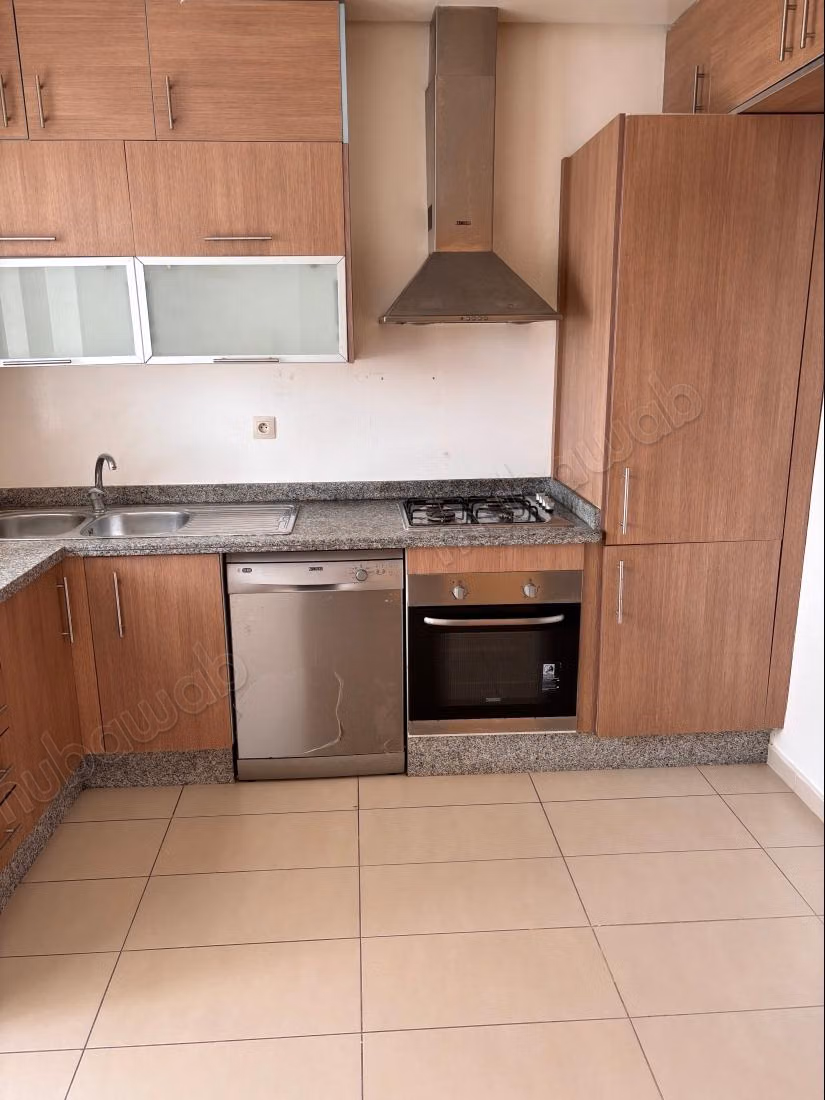 Location d'un appartement à Dar Bouazza. 
Surface totale 116 m². 
Ascenseur et terrasse