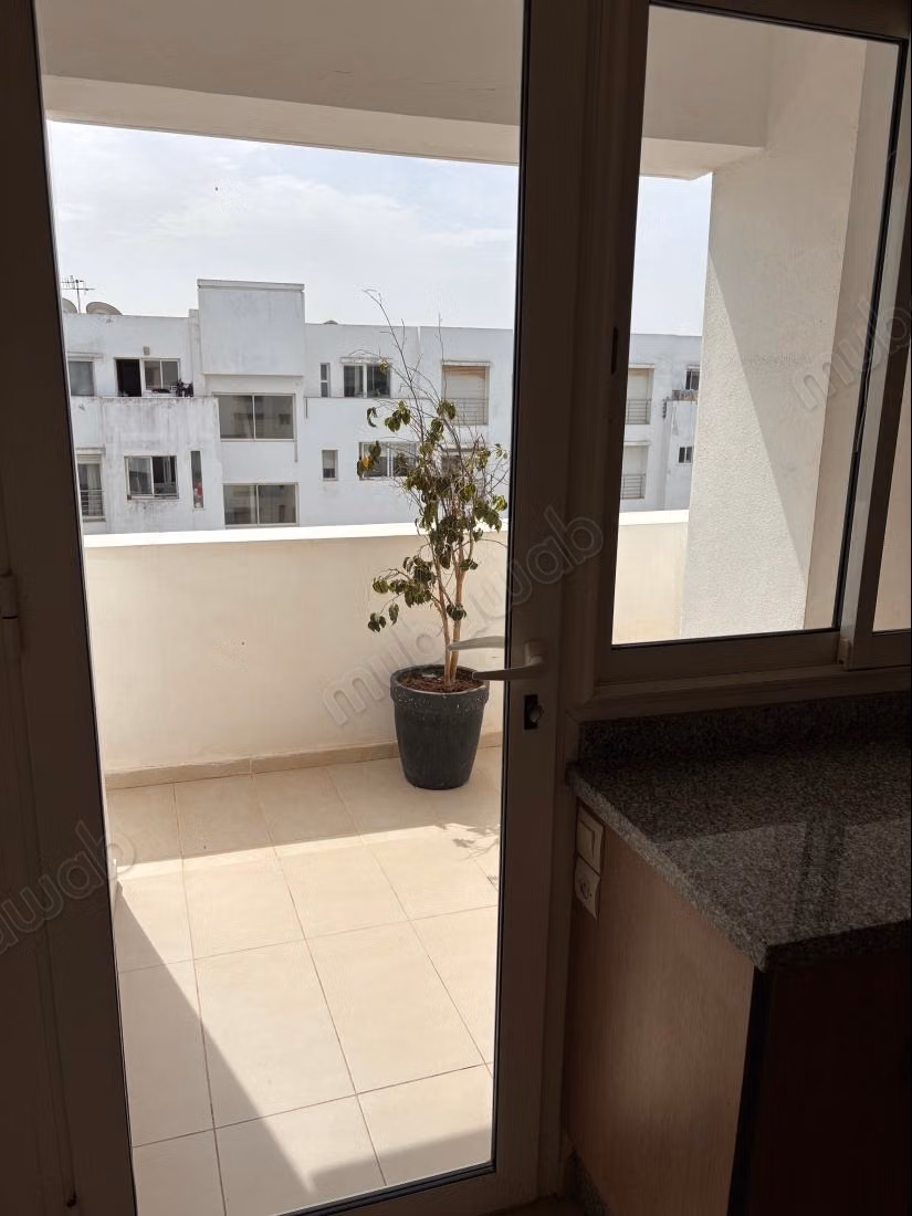 Location d'un appartement à Dar Bouazza. 
Surface totale 116 m². 
Ascenseur et terrasse