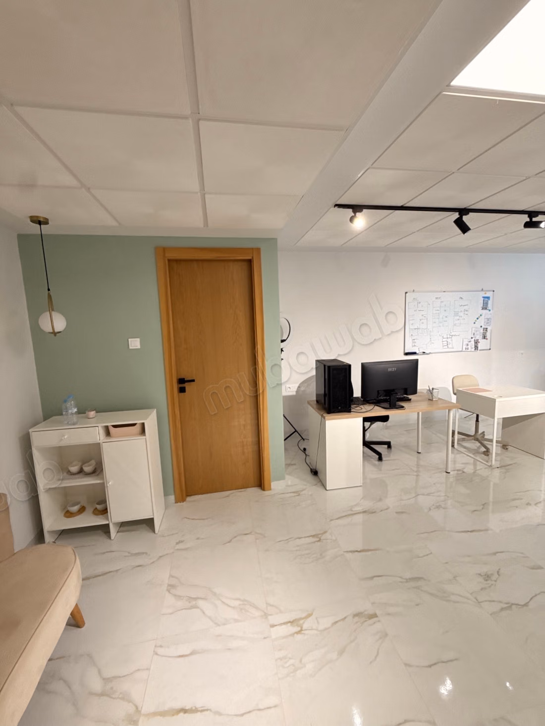 Louez ce local commercial à Wilaya. Surface totale 47 m². Ascenseur