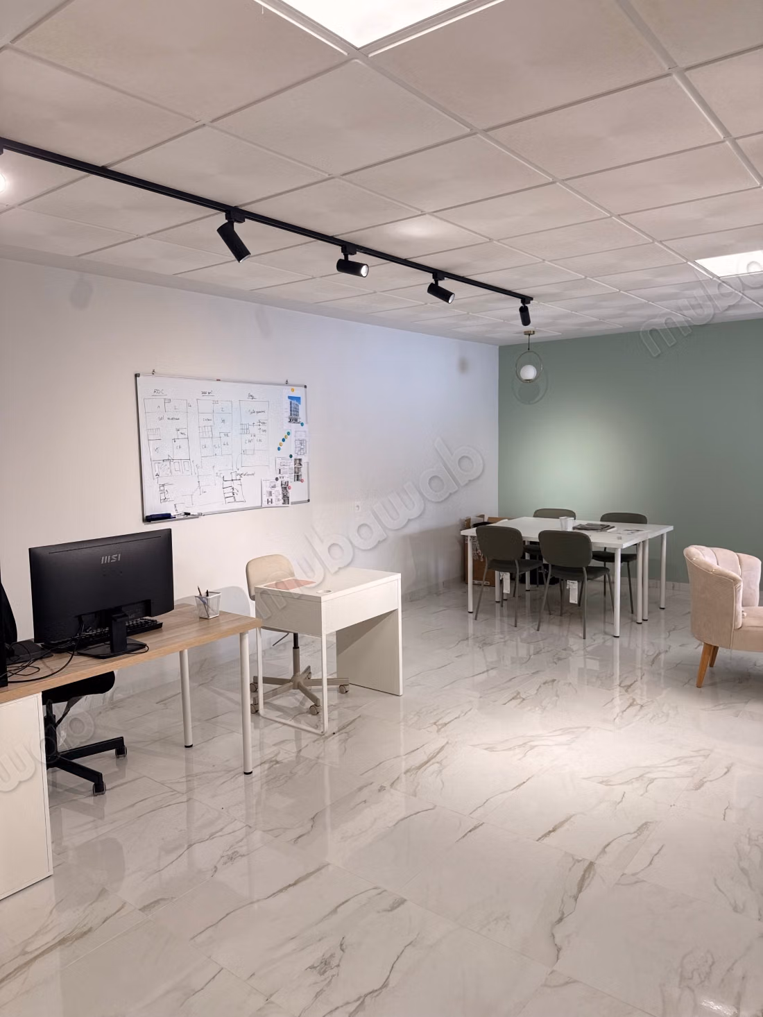 Louez ce local commercial à Wilaya. Surface totale 47 m². Ascenseur