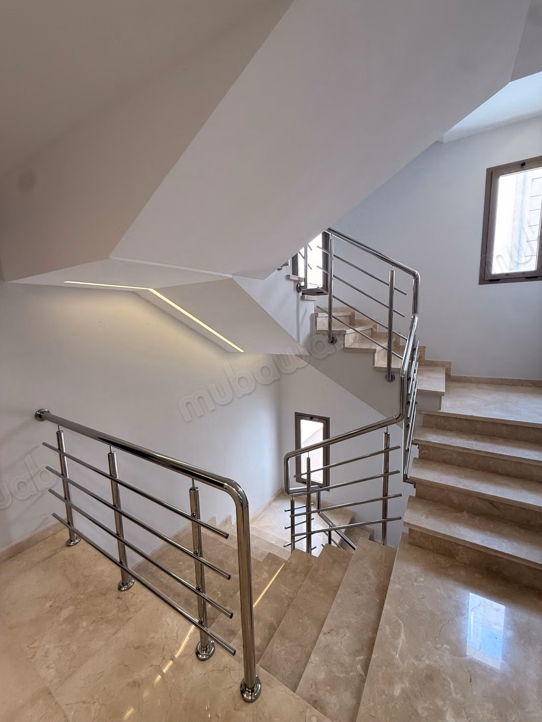 Louez ce local commercial à Wilaya. Surface totale 47 m². Ascenseur