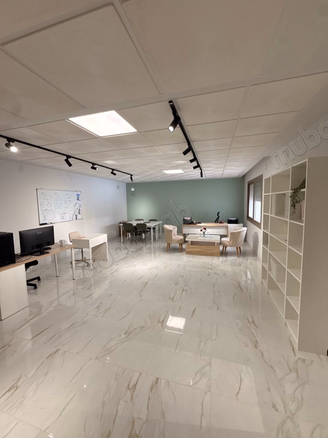 Louez ce local commercial à Wilaya. Surface totale 47 m². Ascenseur