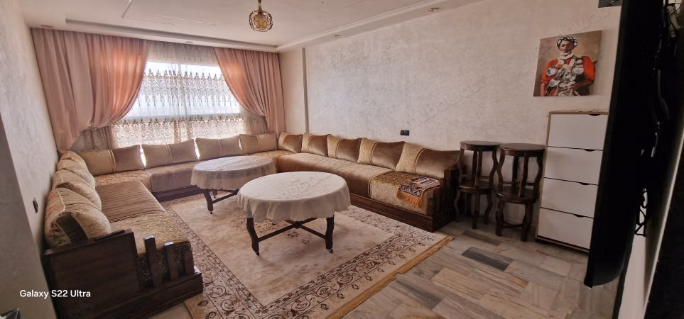Affitta questo appartamento a Cité Adrar. Superficie 74 m². Servizio di portineria, bella piscina