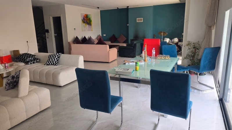 Villa à vendre à Meknès avec piscine, mesurant 340 mètres, sur la route de Moulay Idriss, à un kilomètre et demi de l'administration de Meknès