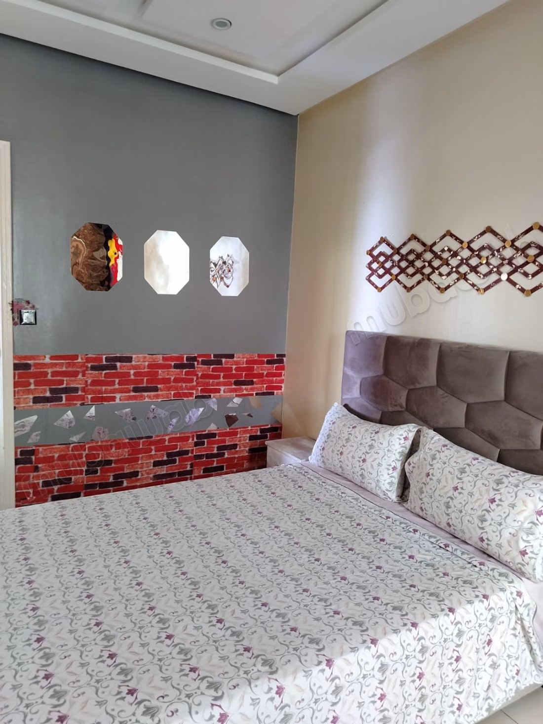 Appartements à louer au centre-ville de Tanger. Superficie totale de 70 m². Porte solide, antenne satellite