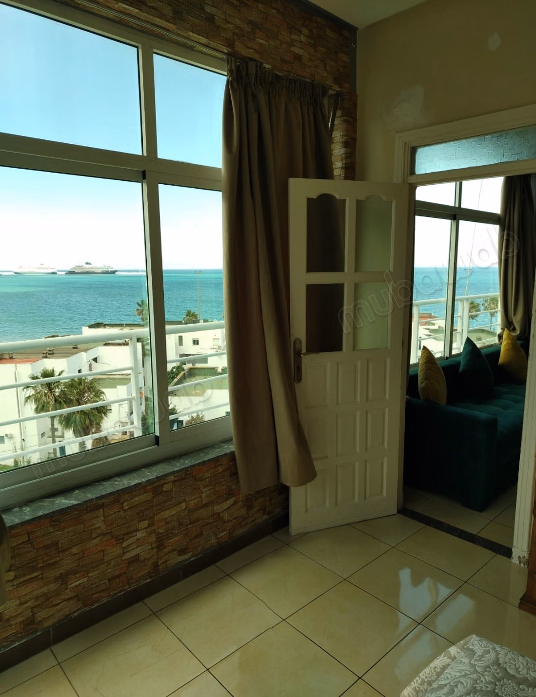 Appartements à louer au centre-ville de Tanger. Superficie totale de 70 m². Porte solide, antenne satellite