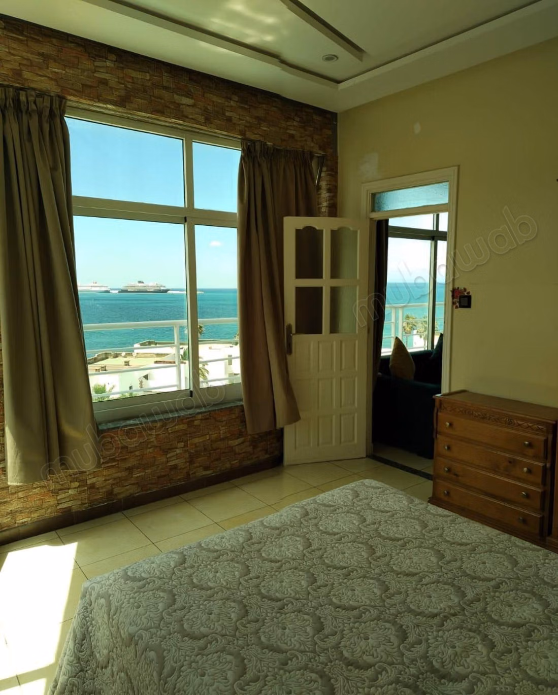Appartements à louer au centre-ville de Tanger. Superficie totale de 70 m². Porte solide, antenne satellite
