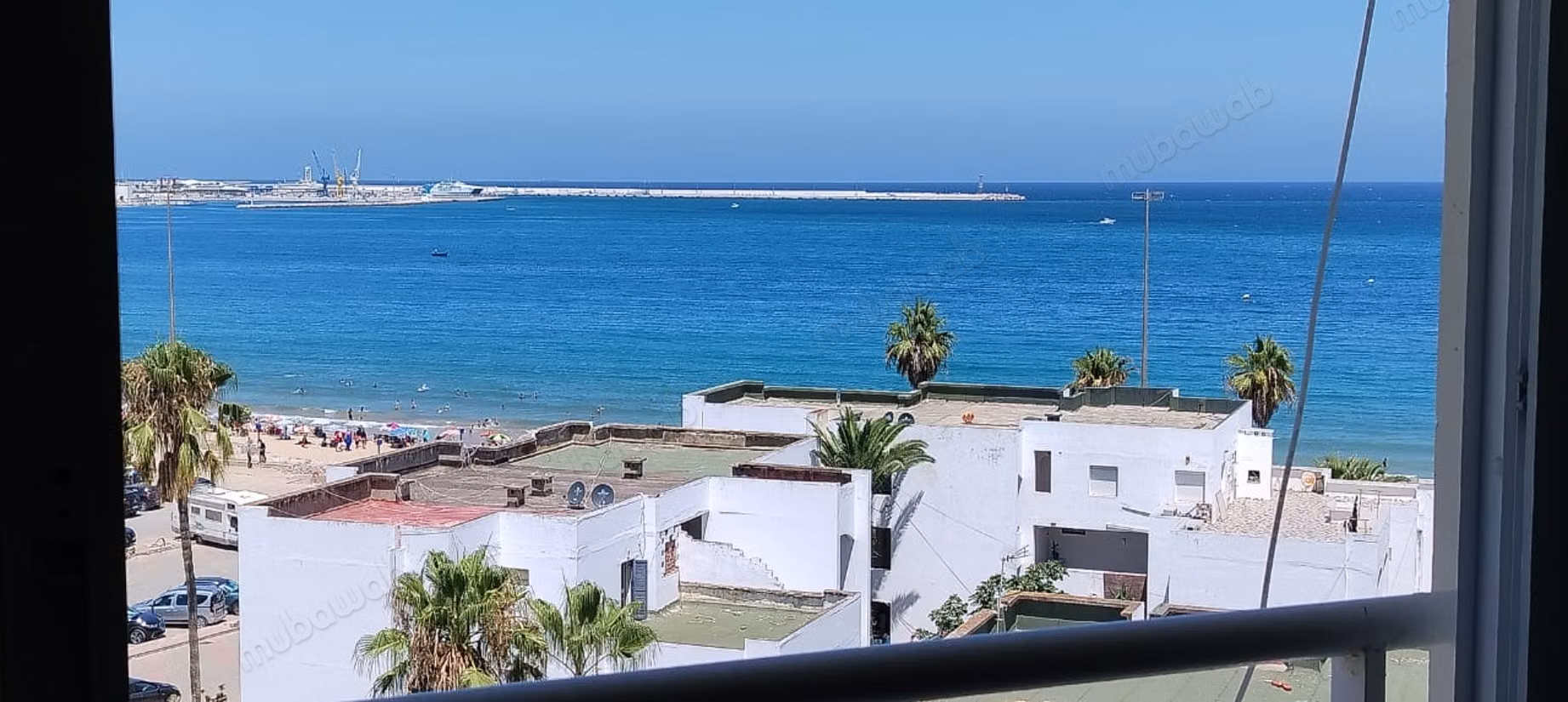 Appartements à louer au centre-ville de Tanger. Superficie totale de 70 m². Porte solide, antenne satellite