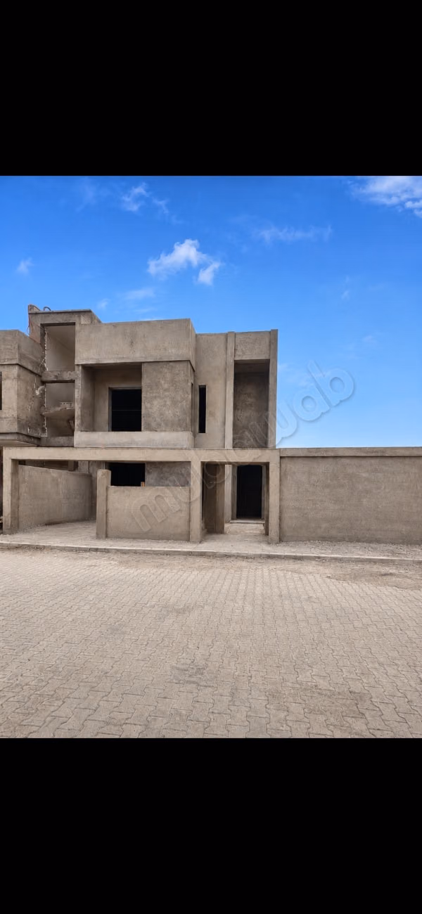 Vendita di una villa semi-finish con piscina in Route de Tahanaout. 4 belle camere. Terrazza e giardino