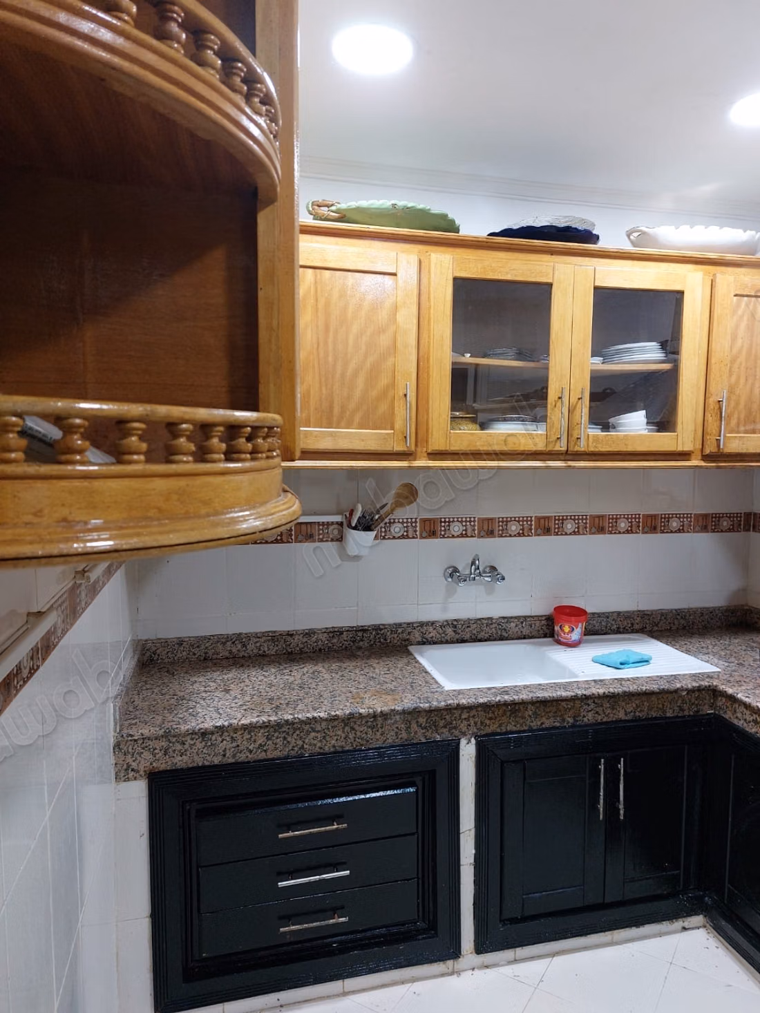 Mooie appartement te koop in Izdihar. 4 grote kamers. Concierge