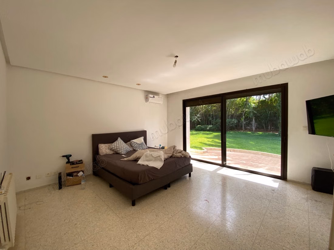 Villa de haut standing à louer à Quartier Des Ambassades. 6 grandes pièces. Belle terrasse et jardin