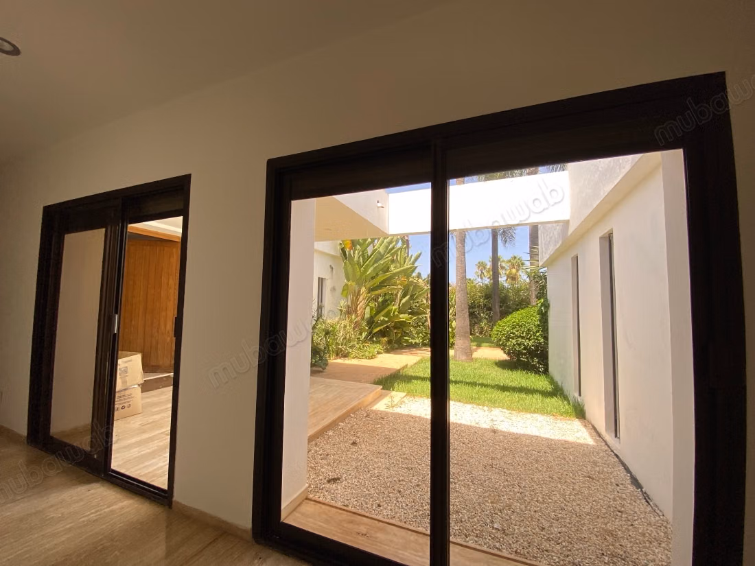 Villa de haut standing à louer à Quartier Des Ambassades. 6 grandes pièces. Belle terrasse et jardin