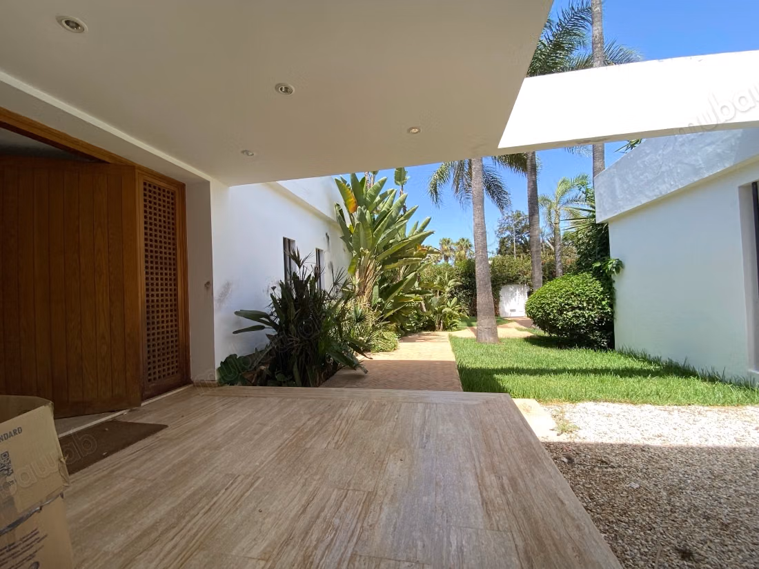 Villa de haut standing à louer à Quartier Des Ambassades. 6 grandes pièces. Belle terrasse et jardin