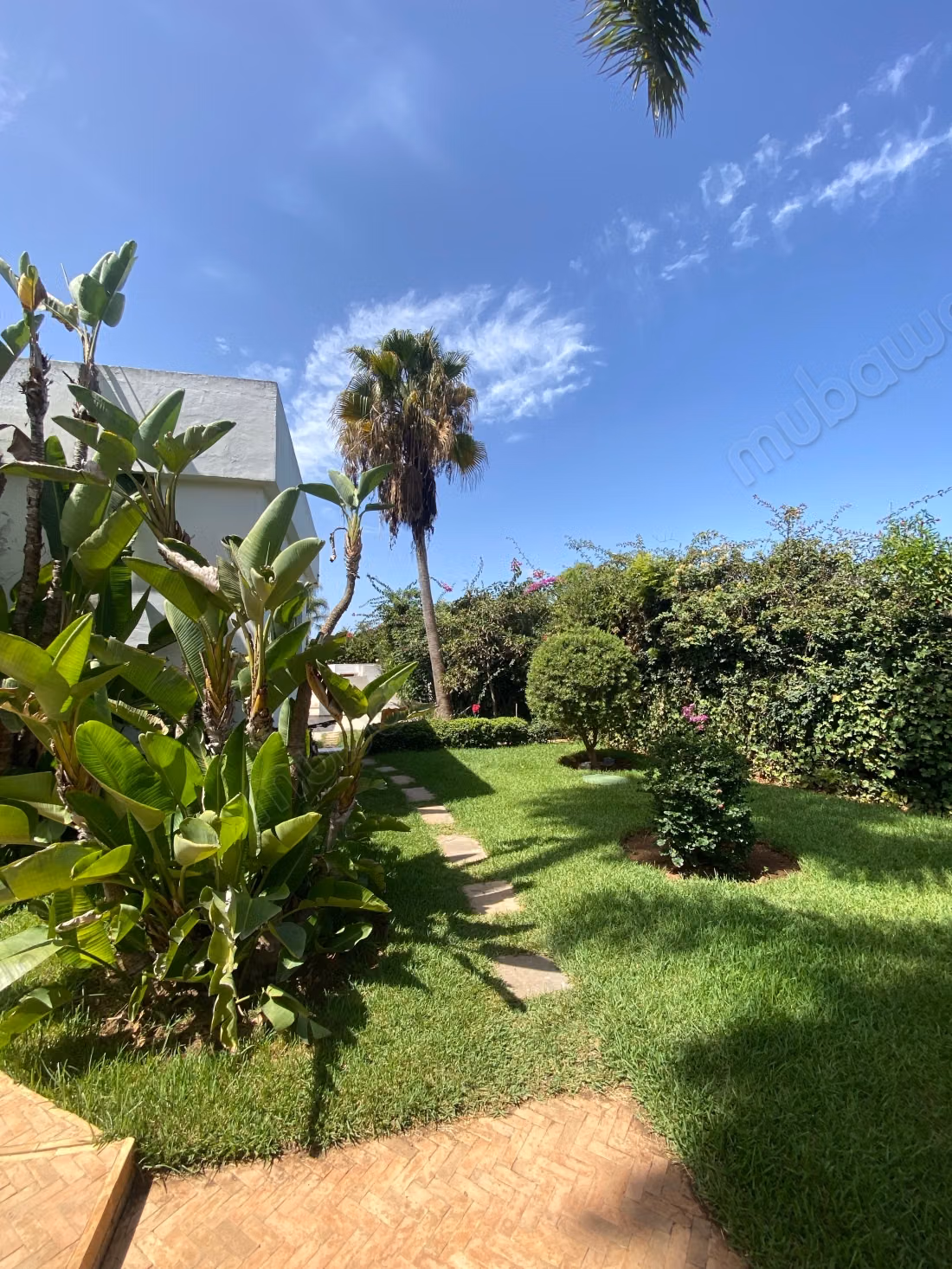 Villa de haut standing à louer à Quartier Des Ambassades. 6 grandes pièces. Belle terrasse et jardin