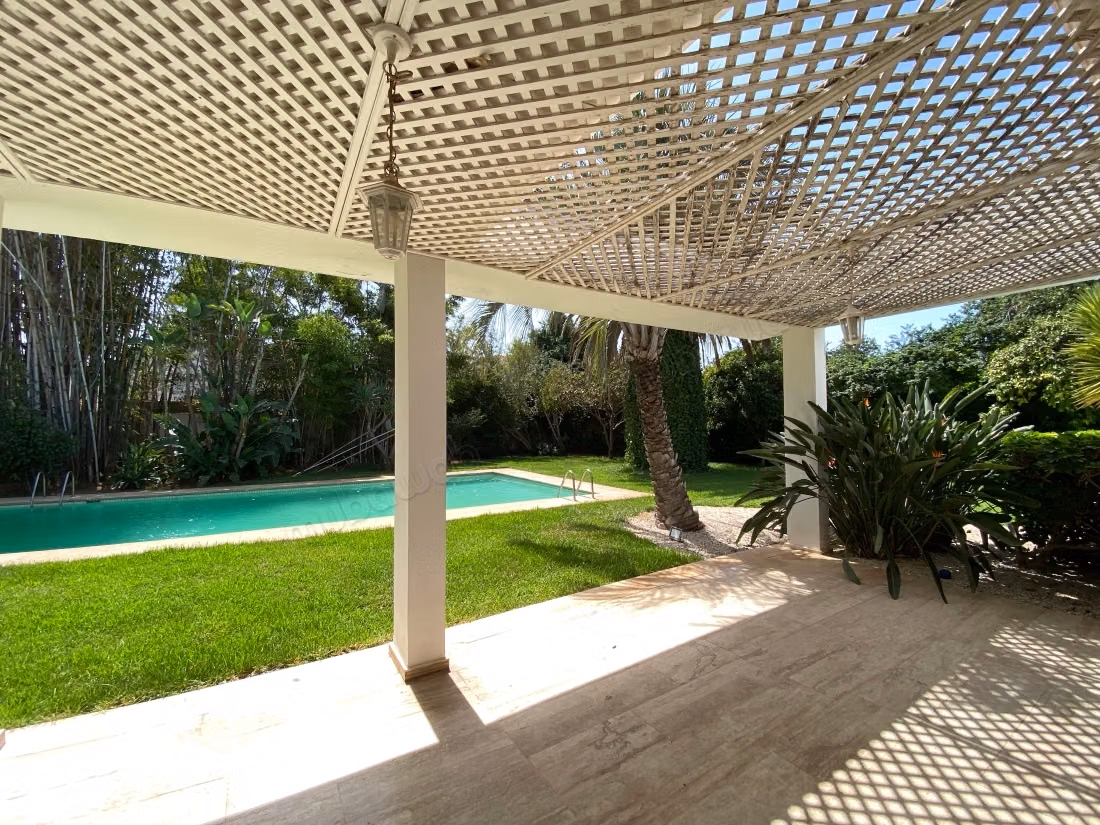 Villa de haut standing à louer à Quartier Des Ambassades. 6 grandes pièces. Belle terrasse et jardin