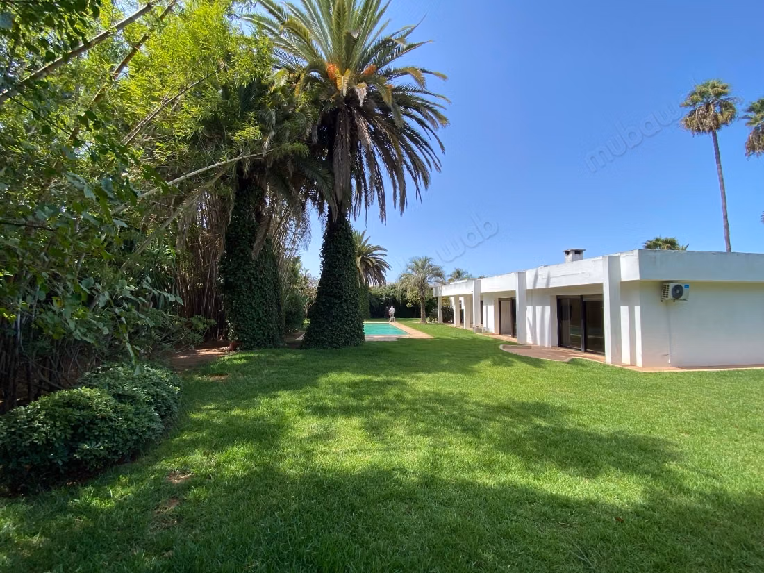 Villa de haut standing à louer à Quartier Des Ambassades. 6 grandes pièces. Belle terrasse et jardin