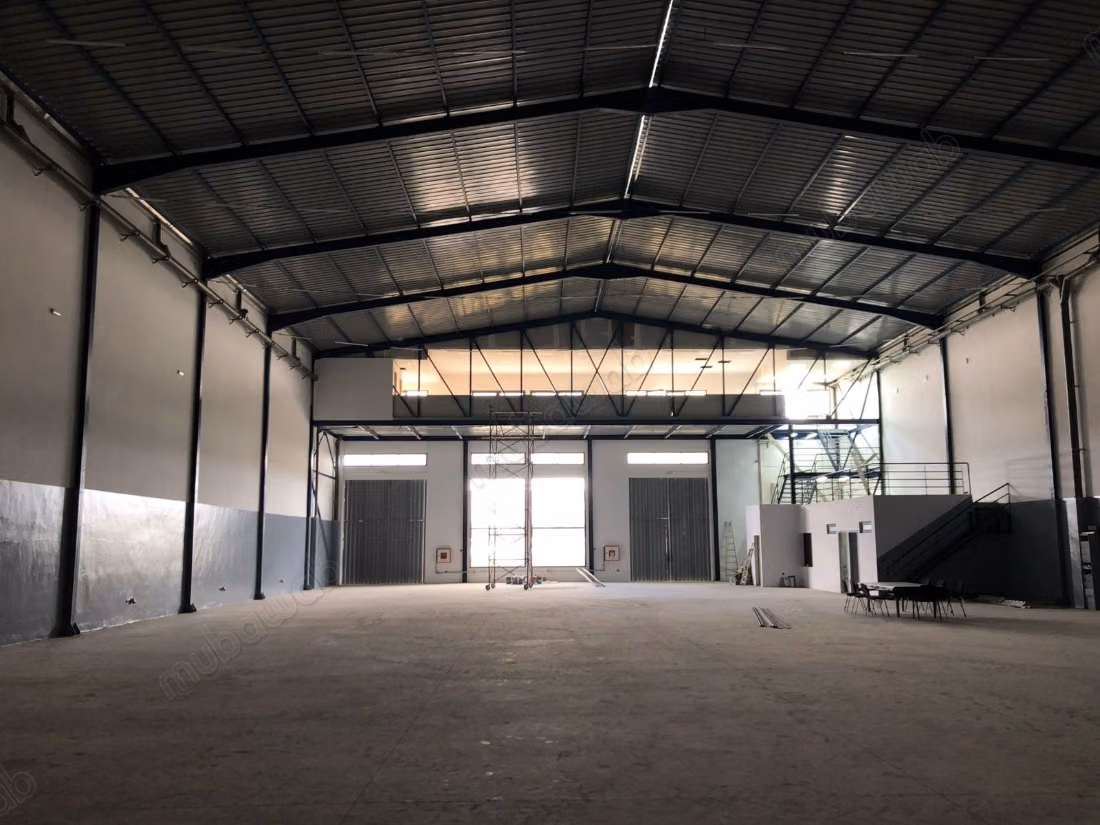 Industriële fabriek van 1124 m in het industrieterrein Sapino te huur