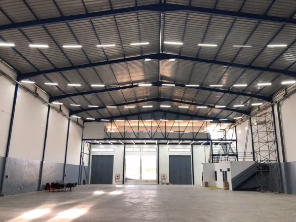 Industriële fabriek van 1124 m in het industrieterrein Sapino te huur