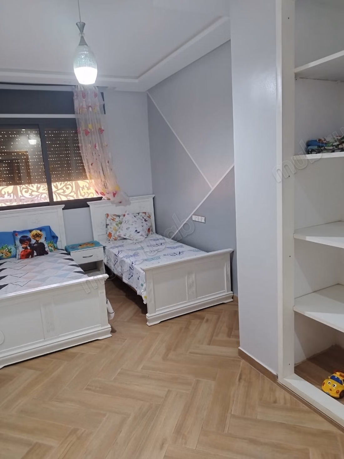 Bel appartement à louer au port. 2 excellentes chambres. Meublé