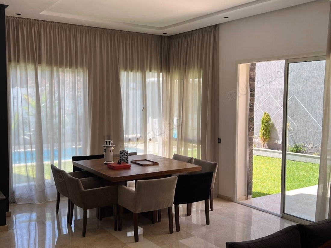 Villa de luxe à vendre à Bouskoura. 4 chambres. Places de stationnement et jardin