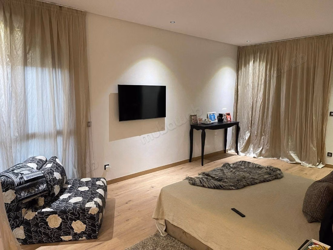 Villa de luxe à vendre à Bouskoura. 4 chambres. Places de stationnement et jardin