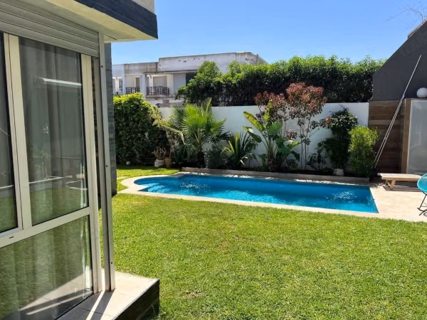 Villa de luxe à vendre à Bouskoura. 4 chambres. Places de stationnement et jardin