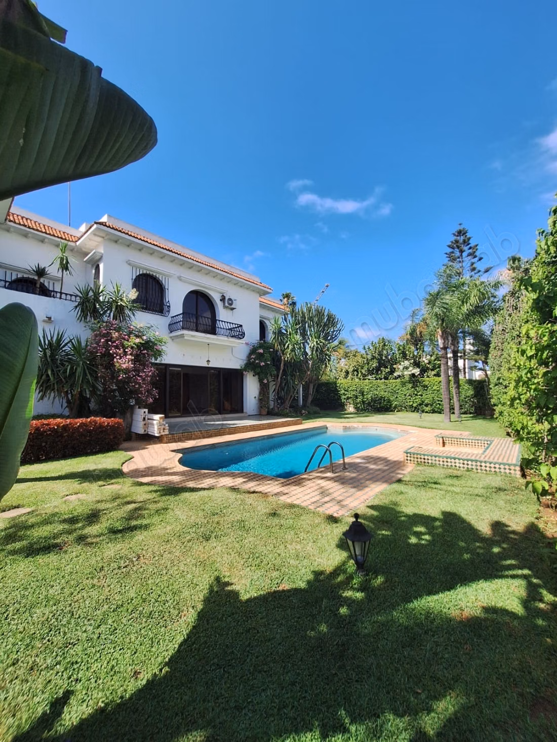 Location villa de haut standing à Anfa Supérieur. 
Surface totale 1000 m². 
Parking et jardin