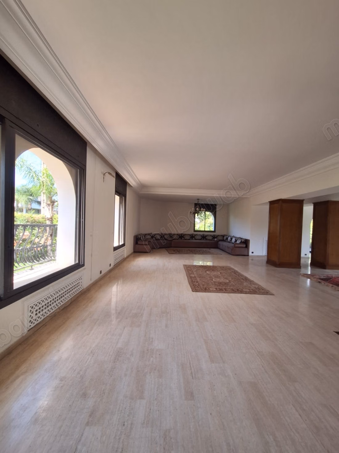 Location villa de haut standing à Anfa Supérieur. 
Surface totale 1000 m². 
Parking et jardin
