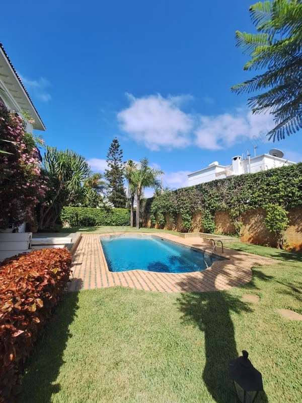 Location villa de haut standing à Anfa Supérieur. 
Surface totale 1000 m². 
Parking et jardin