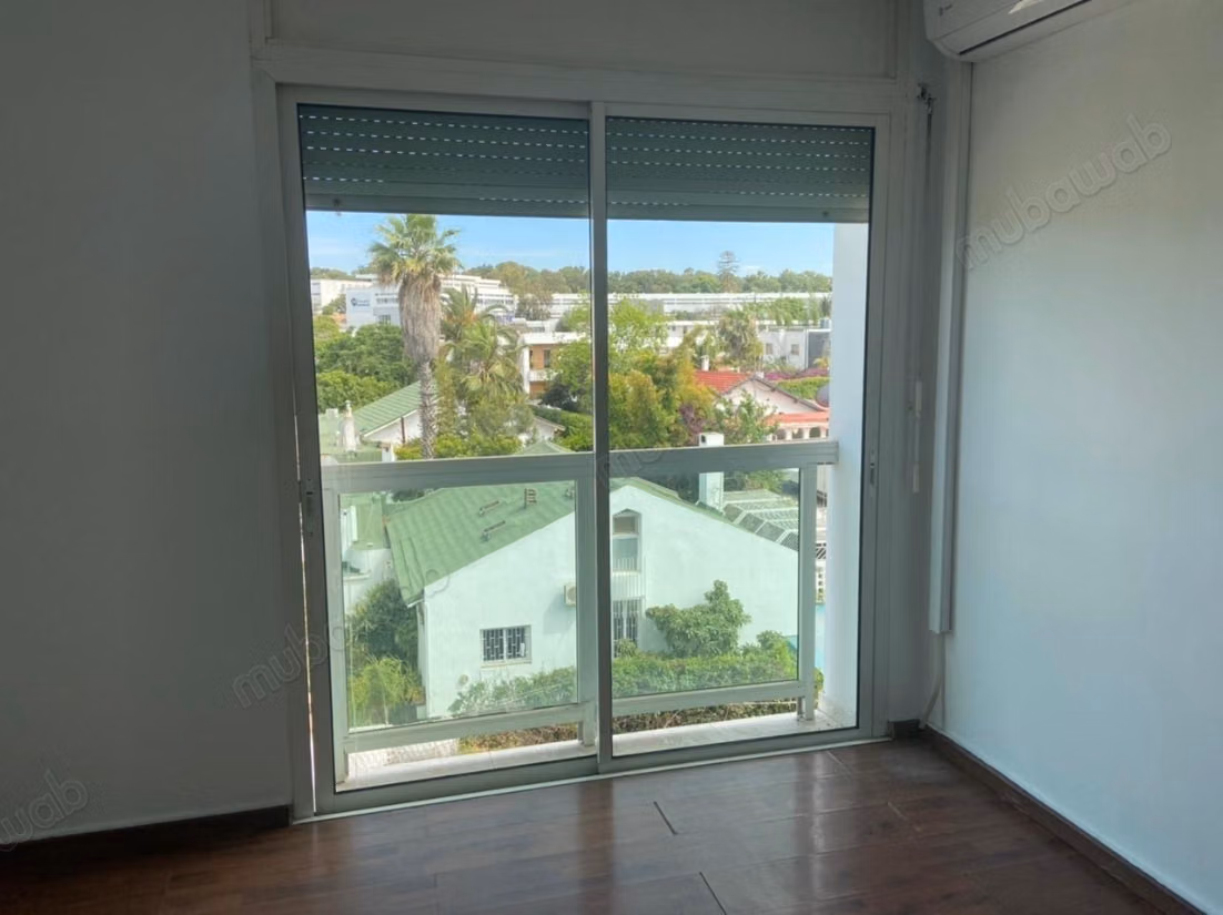Alquiler de un apartamento en Agdal. 3 habitaciones. Ascensor y terraza