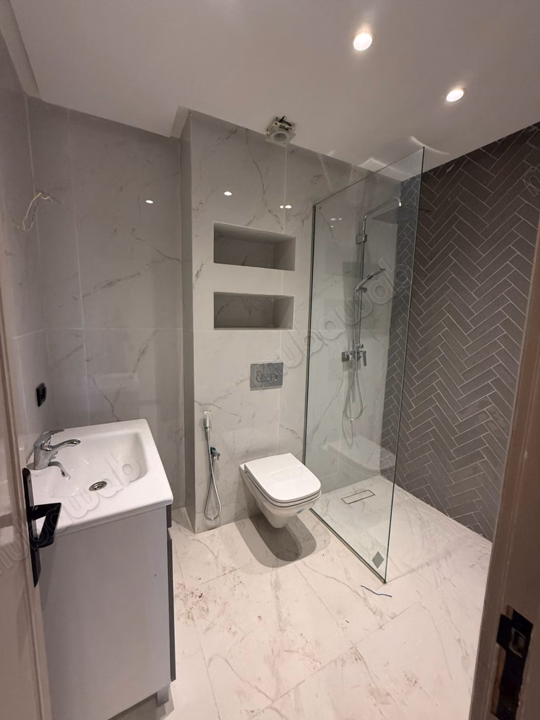 Leeg 2-Slaapkamer Appartement te Huur