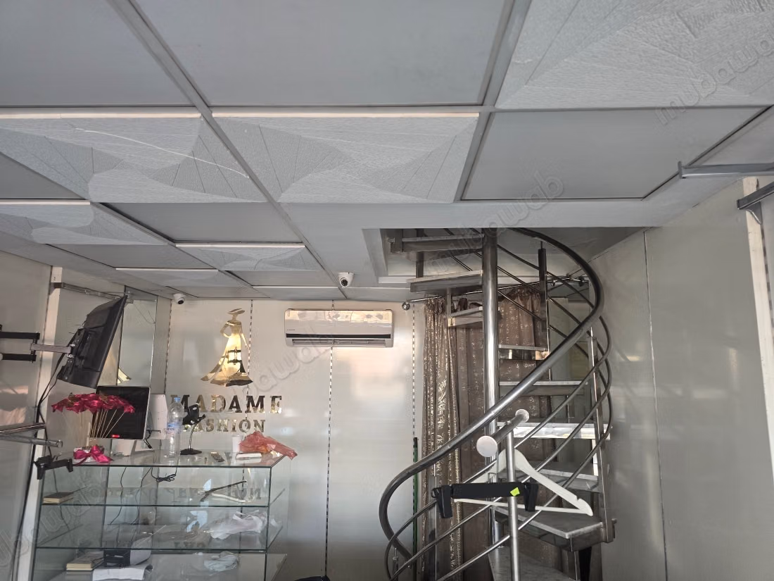 À louer – magasin prêt pour boutique de vêtements ou