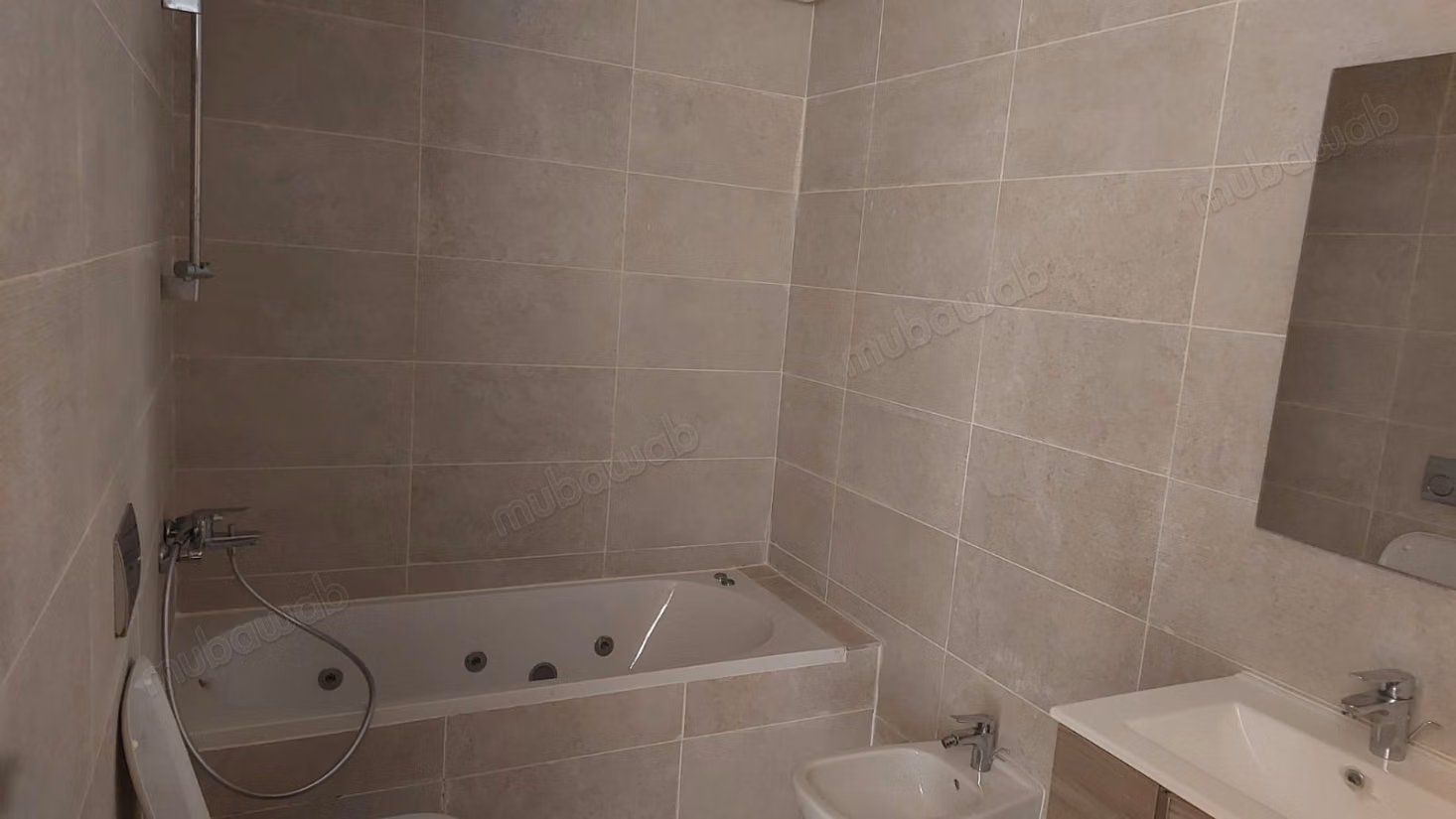Très bel appartement en location à Riyad. 4 pièces confortables. Ascenseur et terrasse