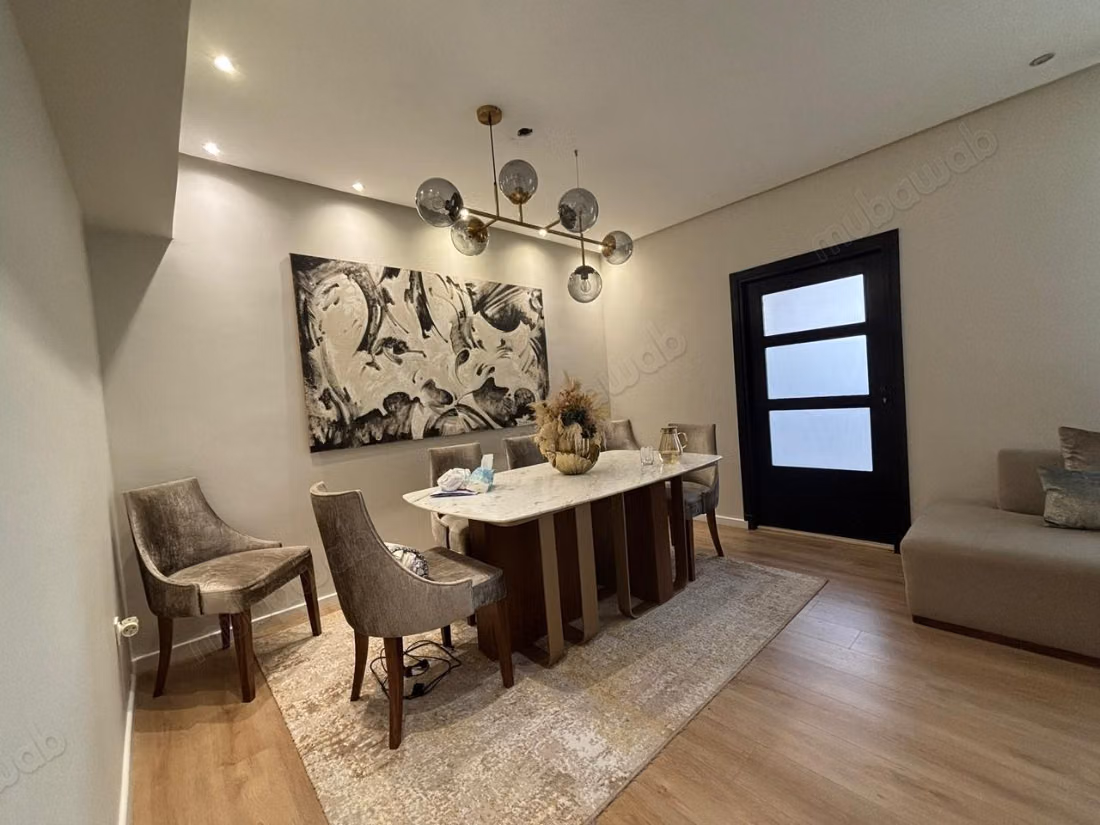 Superbe appartement à vendre à Franceville.
Meublé