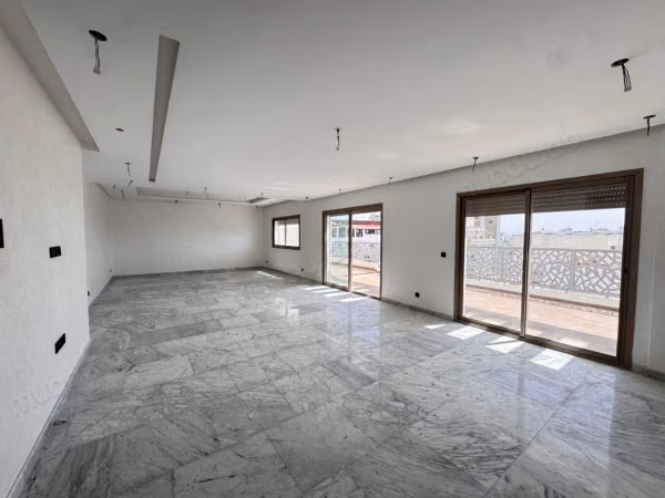 Stupendo ritiro nuovo con terrazza in vendita