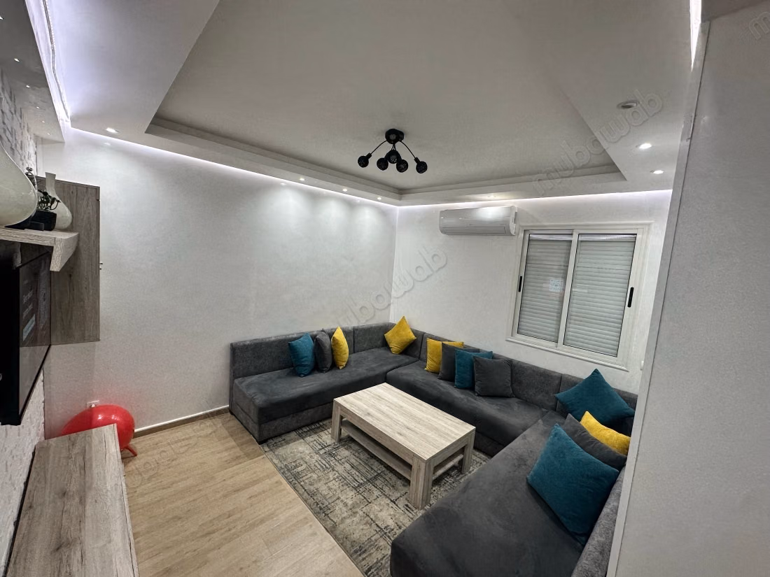 Louez cet appartement à Hay Mabrouka. 
2 chambres agréables. 
Téléviseur