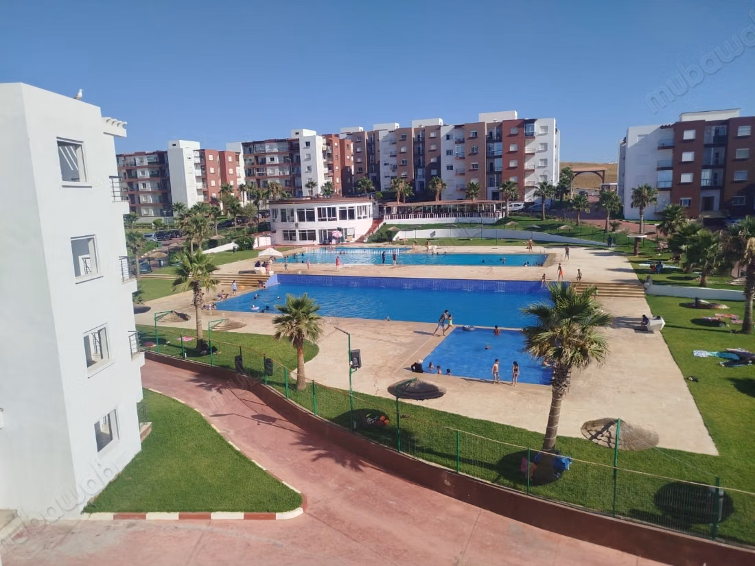 Appartements à louer à Asilah. 3 chambres excellentes. Environnement calme avec vue sur la montagne, chauffage central