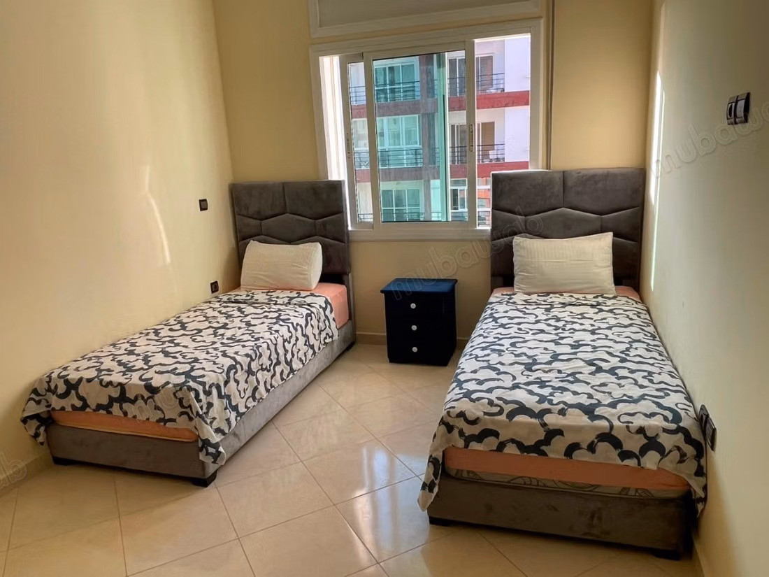 Appartements à louer à Asilah. 3 chambres excellentes. Environnement calme avec vue sur la montagne, chauffage central
