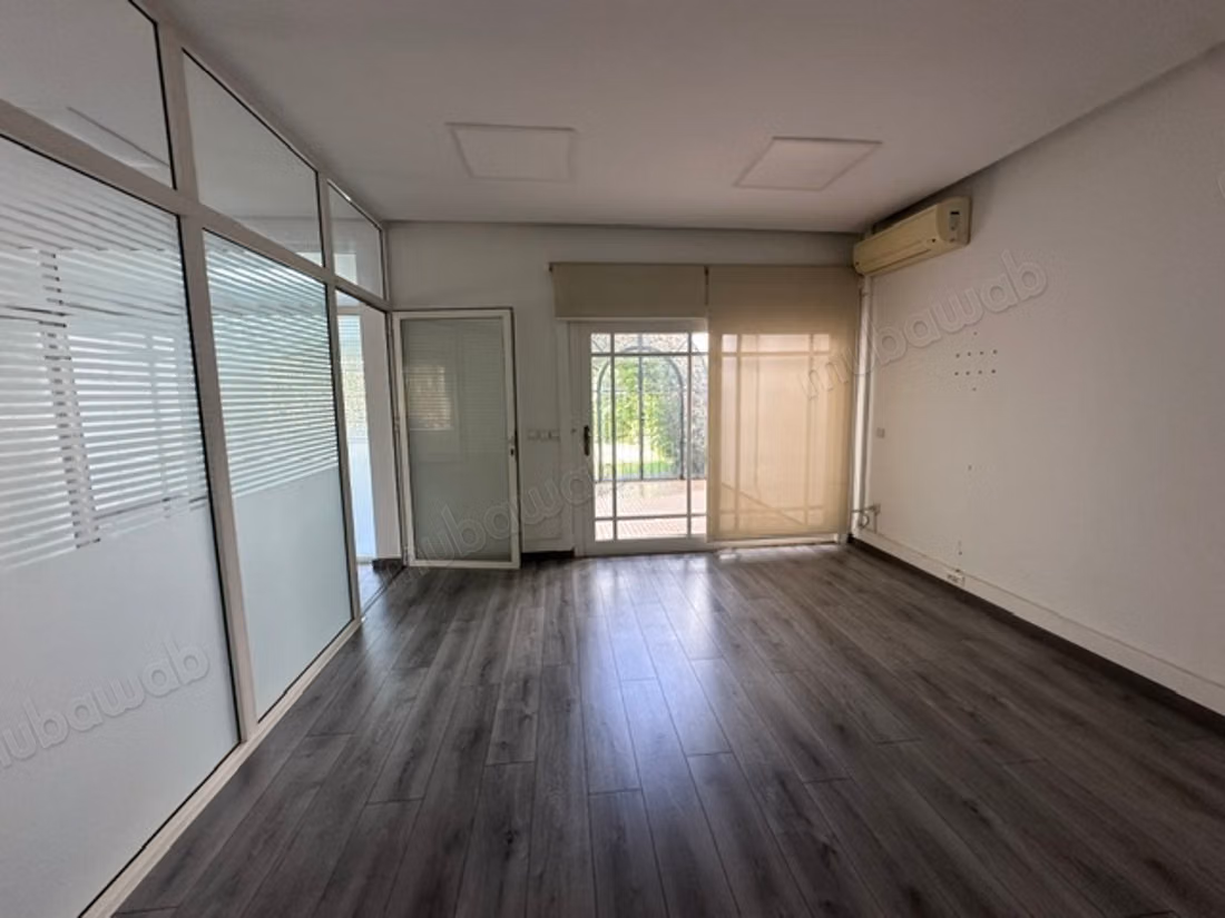 Uffici belli in affitto a Riyad. Superficie di 297 m². Spazio verde
