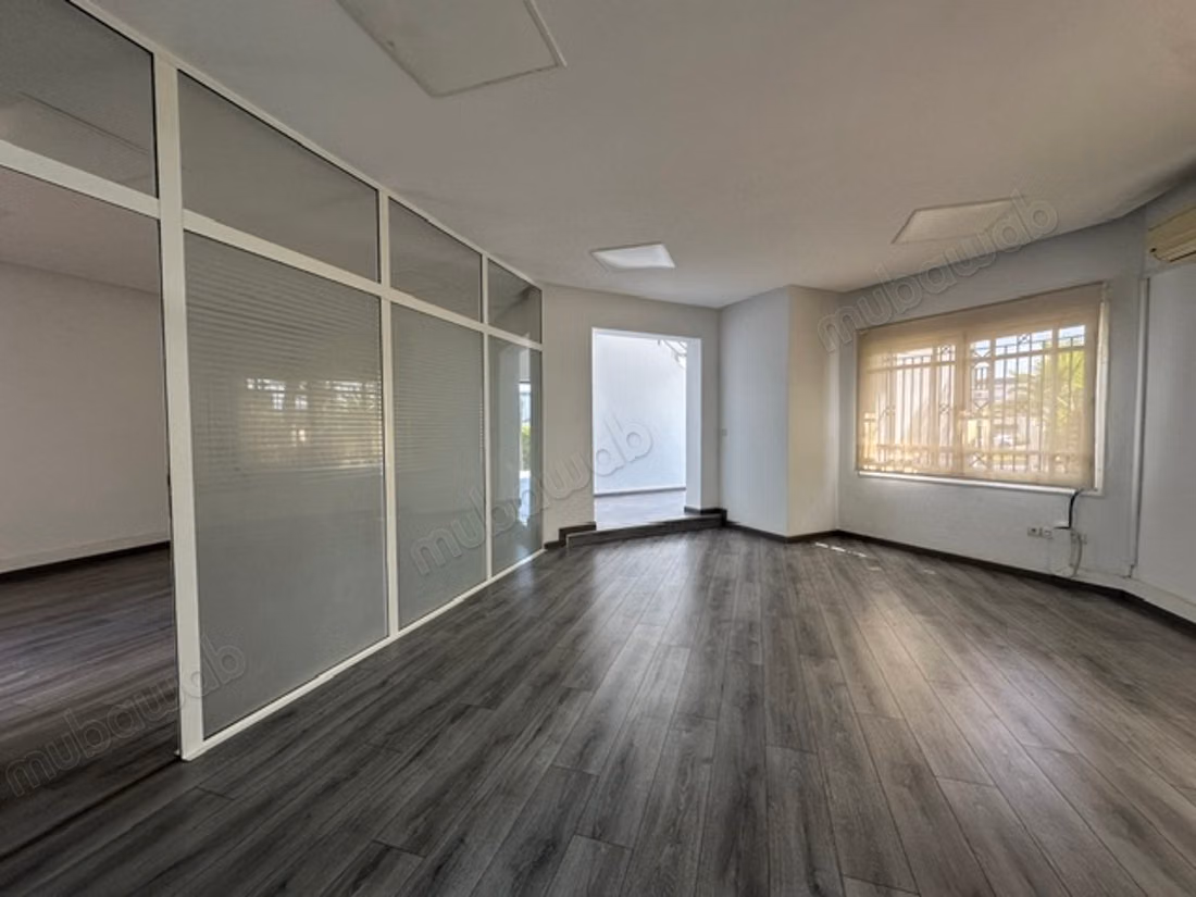 Uffici belli in affitto a Riyad. Superficie di 297 m². Spazio verde