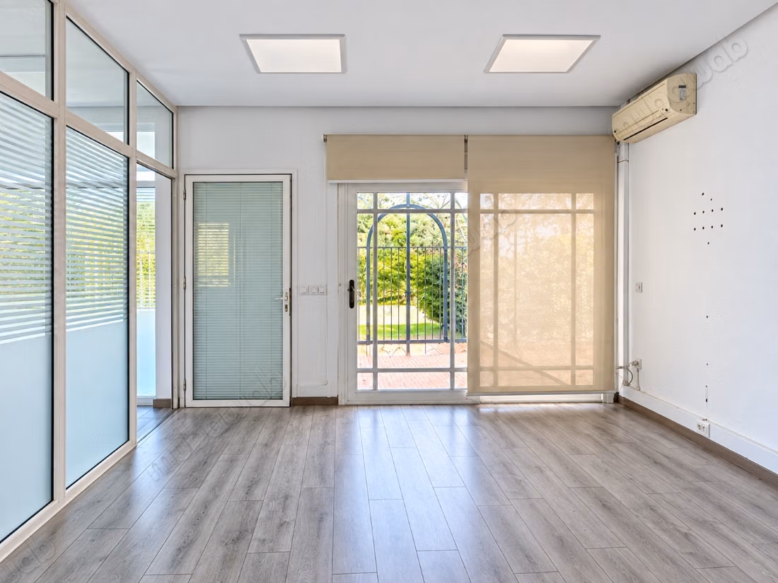 Beaux bureaux à louer à Riyad. Surface de 297 m². Espace vert
