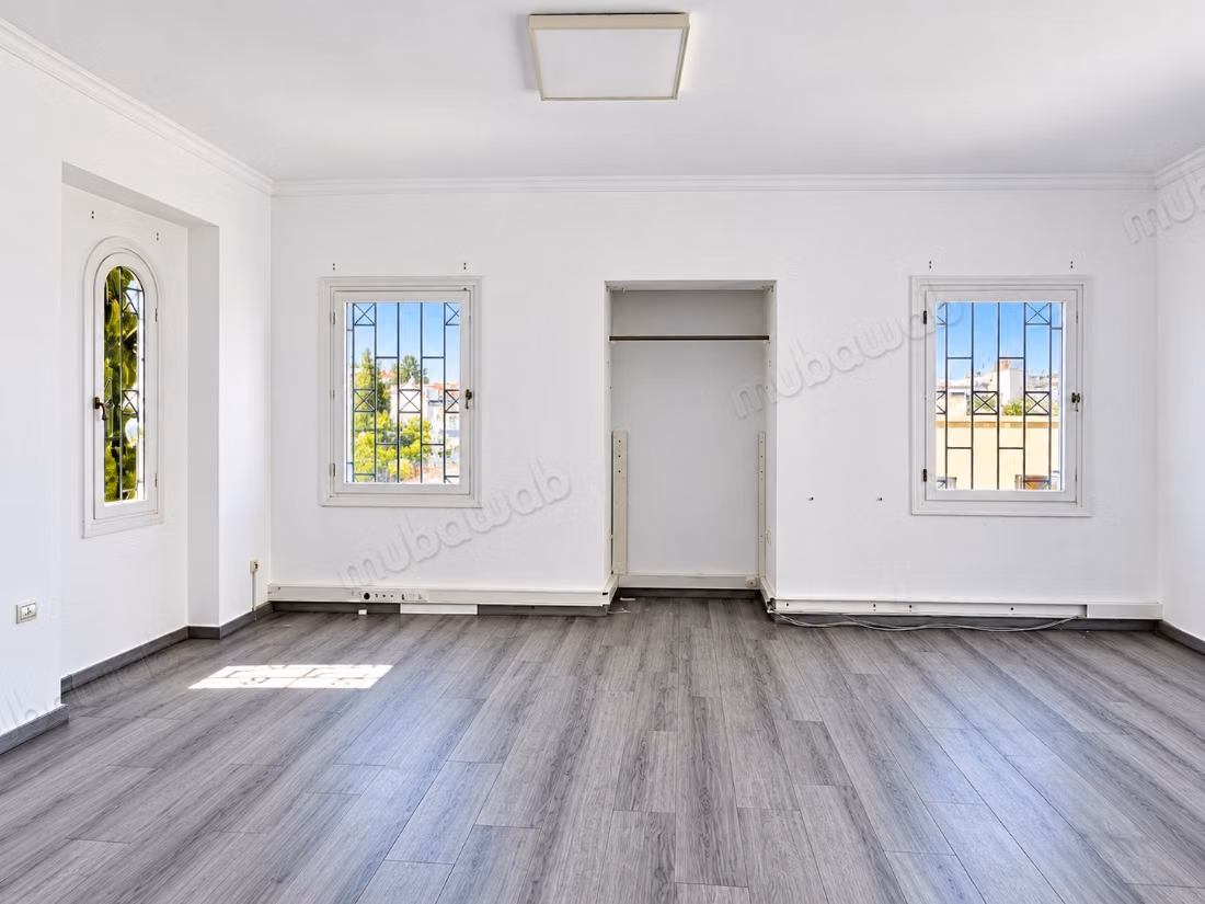 Beaux bureaux à louer à Riyad. Surface de 297 m². Espace vert